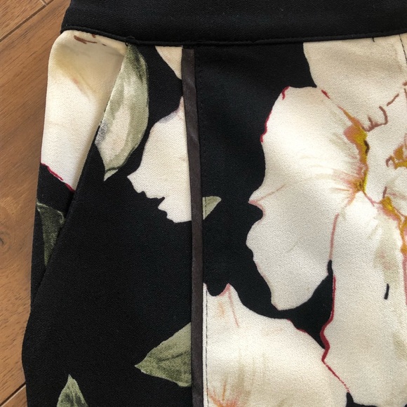 Floral bomber jacket and cropped pants set. - Picture 5 of 6